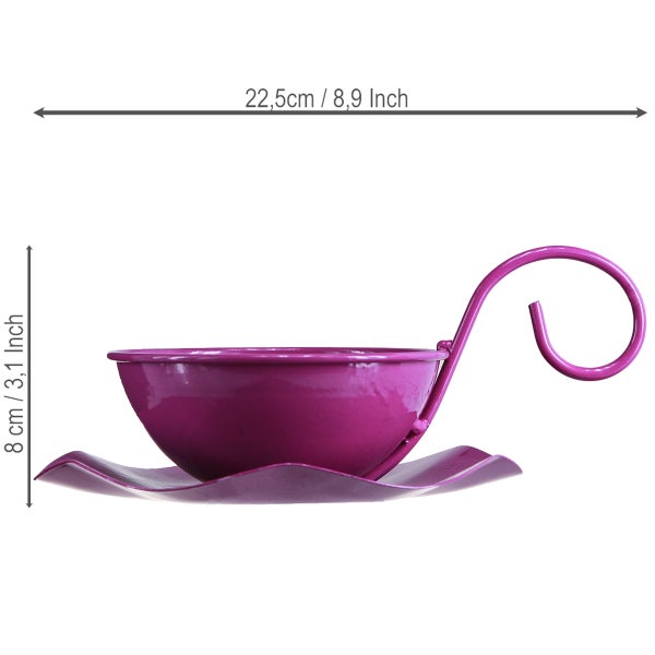 Lila Pflanzgefäß in Tassenform aus Metall mit Untersetzer. Breite 22,5 Zentimeter, Höhe 8 Zentimeter.