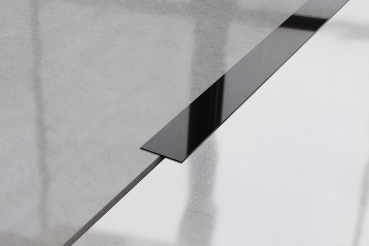 Bodenablauf mit Edelstahlrahmen im Badezimmer