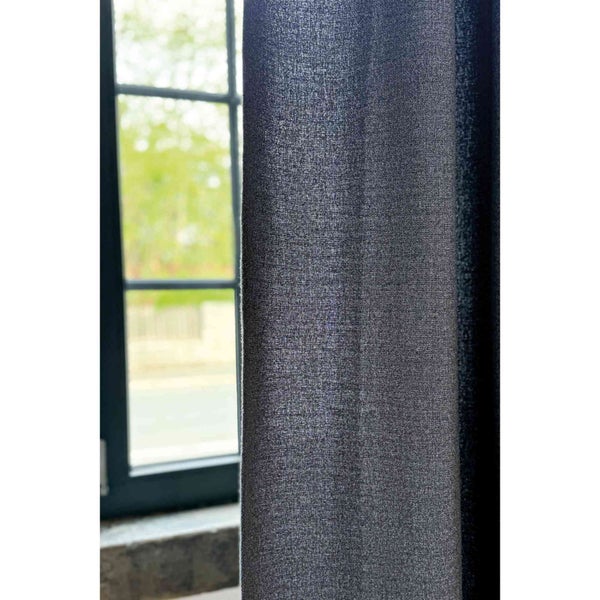 Dekoschals aus Stoff neben einem Fenster