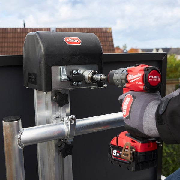 Altrex Logo auf einer Arbeitsbühne mit einem Akku-Bohrschrauber von Milwaukee
