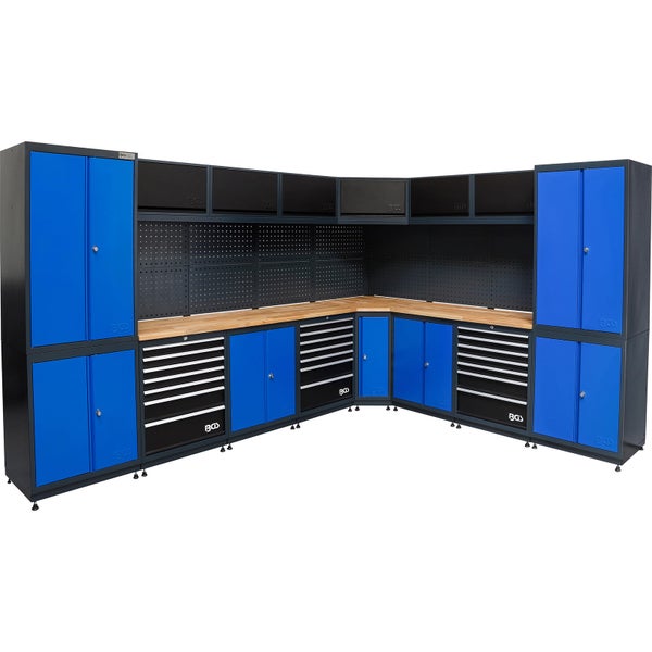 Offener Werkstatt-Oberschrank aus Metall mit Werkzeugkoffern und einem Kanister, BGS Logo auf der Schranktür.