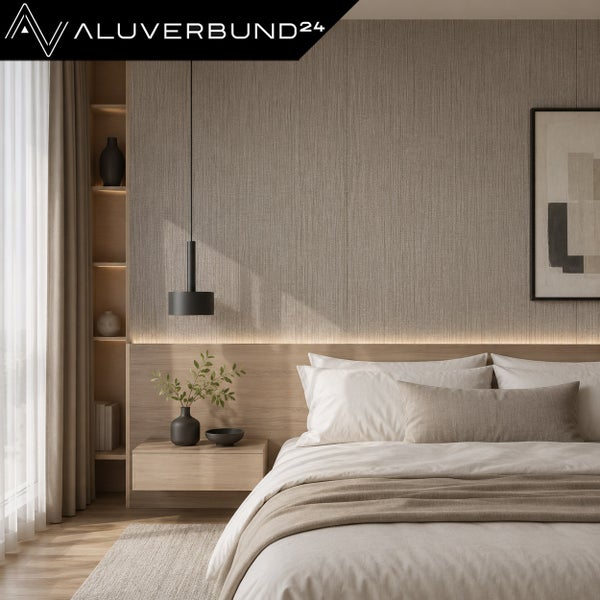Modernes Schlafzimmer mit Wandpaneelen von Aluverbund24, integrierter LED Beleuchtung und Holzakzenten in wohnlichem Ambiente.