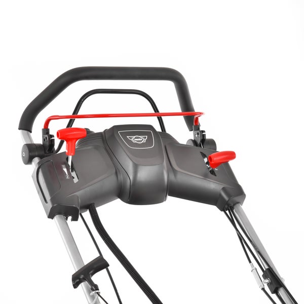 Detailansicht der Bedienelemente eines Rasenmähers