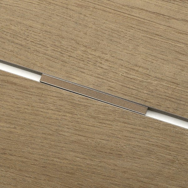 Detailaufnahme einer Bodenfuge mit einem Metallverbindungsprofil zwischen zwei Holzoptik Laminatdielen.