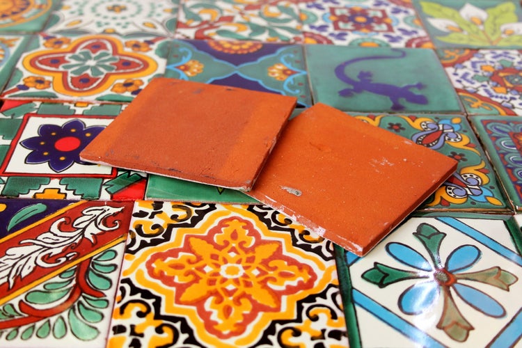 Badezimmer mit Dusche und Wandpaneelen mit Fliesenmuster