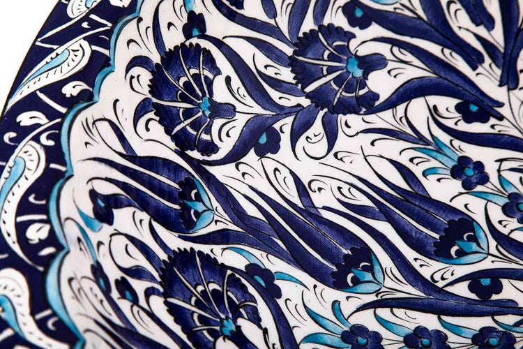 Nahaufnahme einer Keramikfliese mit floralem Muster