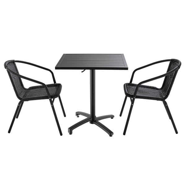 Schwarzes Bistro-Set bestehend aus einem quadratischen Gartentisch und zwei Gartenstühlen mit Armlehnen und Geflecht.