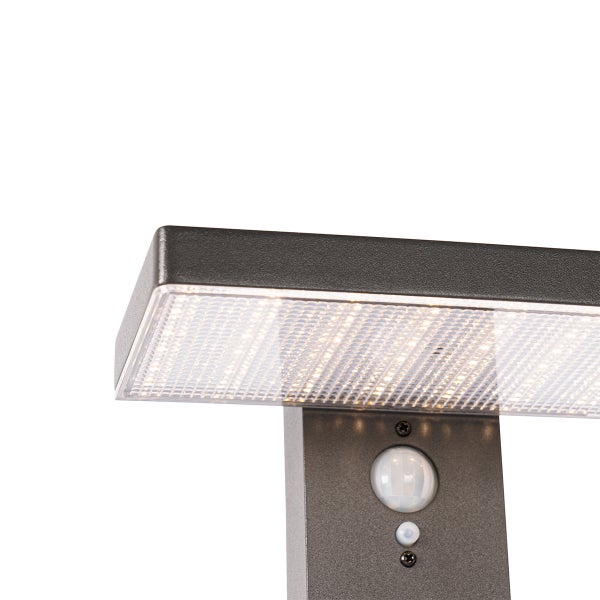 Nahaufnahme einer anthrazitfarbenen LED-Außenleuchte mit Bewegungsmelder und rechteckiger, strukturierter Lichtaustrittsfläche.