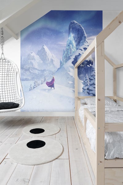 Helles Kinderzimmer mit Holzbett, Hängesessel und Fototapete mit Eiskönigin-Motiv