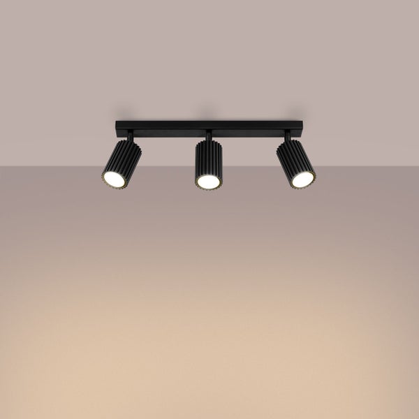 Deckenleuchte mit drei Strahlern zur Innenraumbeleuchtung
