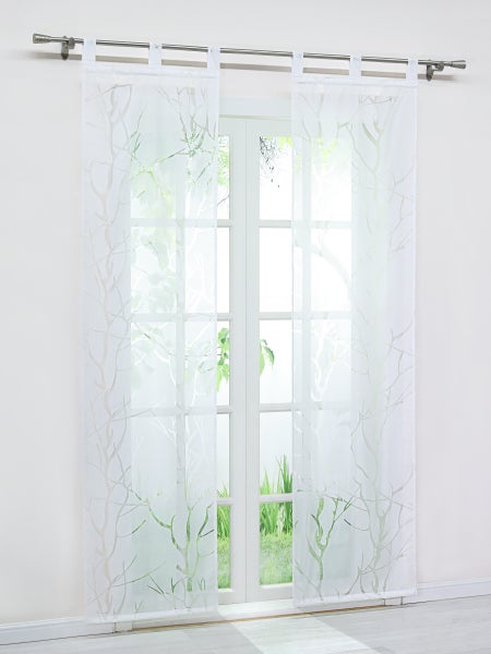 Transparenter Vorhang mit Baumdesign vor einem Fenster
