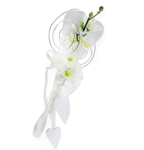 Künstliches Blumengesteck mit Orchideen, silberfarbenem Spiraldraht und weißen Dekoherzen an Bändern.
