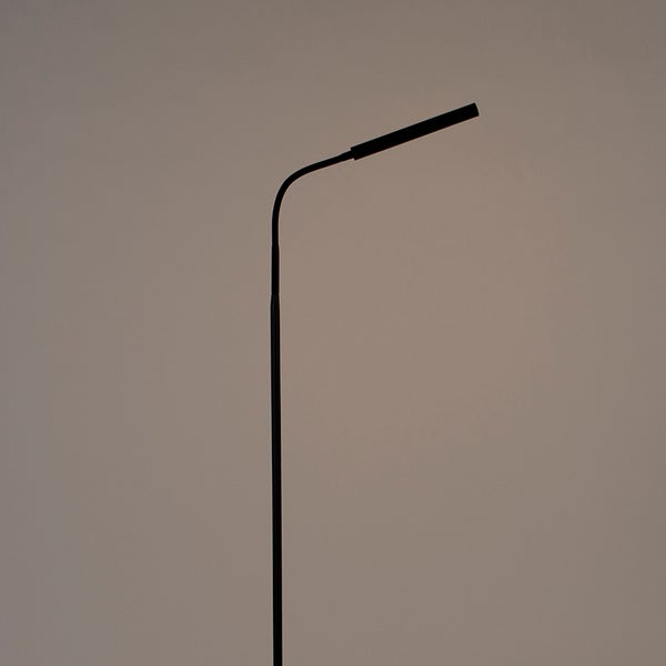 Schwarze Stehlampe mit gebogenem Arm
