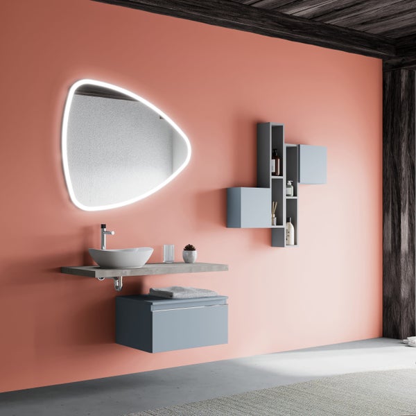 Modernes Badezimmer mit asymmetrischem, beleuchtetem Spiegel, Aufsatzwaschbecken auf Konsole, blau-grauem Unterschrank und Wandregal.