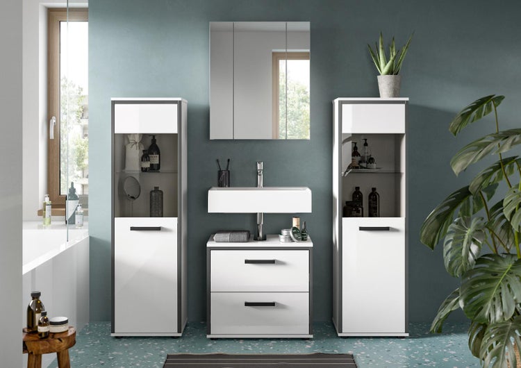 Modernes Badmöbel-Set in Weiß und Grau mit zwei Hochschränken, Waschbeckenunterschrank, weißem Waschtisch und dreitürigem Spiegelschrank.
