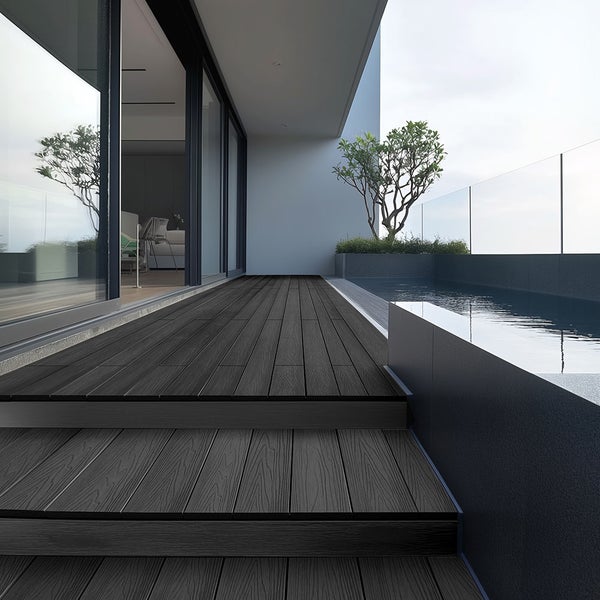 WPC-Terrassendiele mit geriffelter Oberfläche, montiert mit Befestigungsclips auf einer Unterkonstruktion.