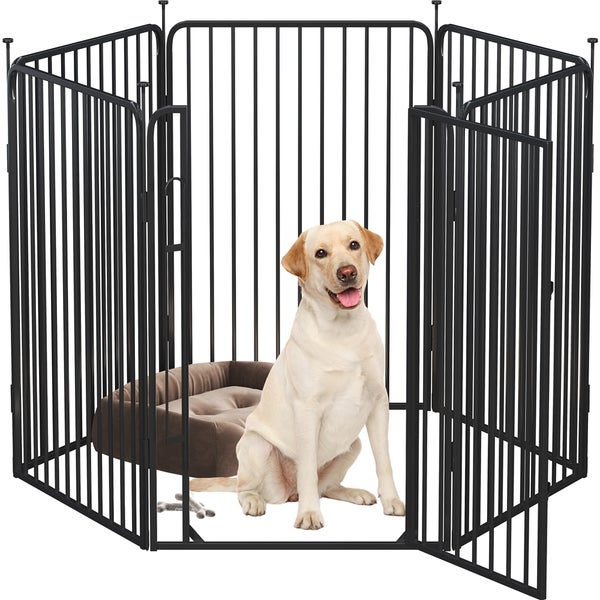 Hund im Hundegitter mit Hundebett