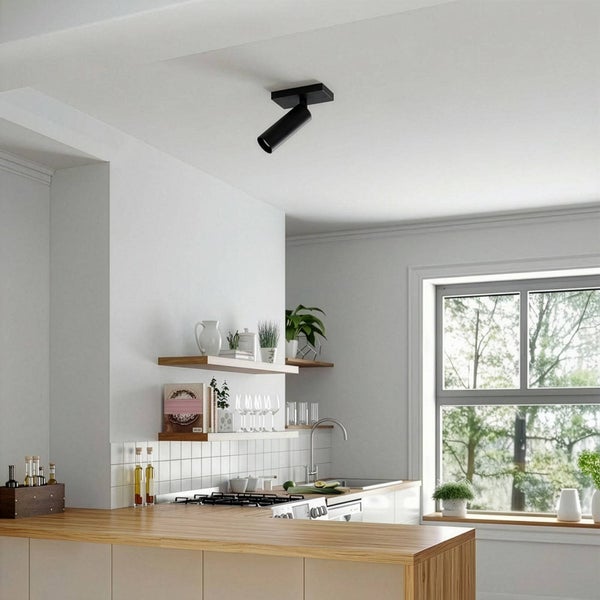 Schwarzer Deckenstrahler in moderner Küche.
