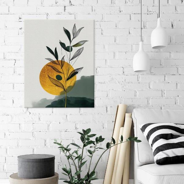 Wandbild mit abstraktem Pflanzenmotiv und goldenem Kreis an einer weißen Ziegelwand in einem modern eingerichteten Wohnbereich.