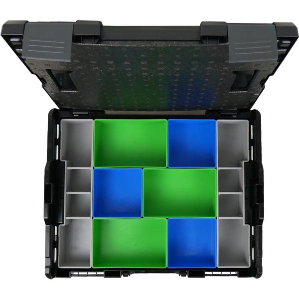 Badezimmer mit Heizkörper, Handtuch und Spiegel