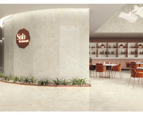 Heller Restaurantinnenraum mit gefliesten Wänden und Boden