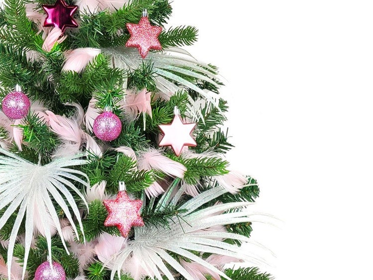 Weihnachtsbaum mit Anhängern in Sternform, kugelförmigen Dekoelementen und künstlichen Palmenwedeln als festlicher Weihnachtsschmuck.