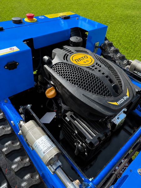 Motorraum einer ferngesteuerten Mulchraupe mit Rato Logo auf dem RV225-XPro Motor, blauem Rahmen und schwarzem Kettenlaufwerk.