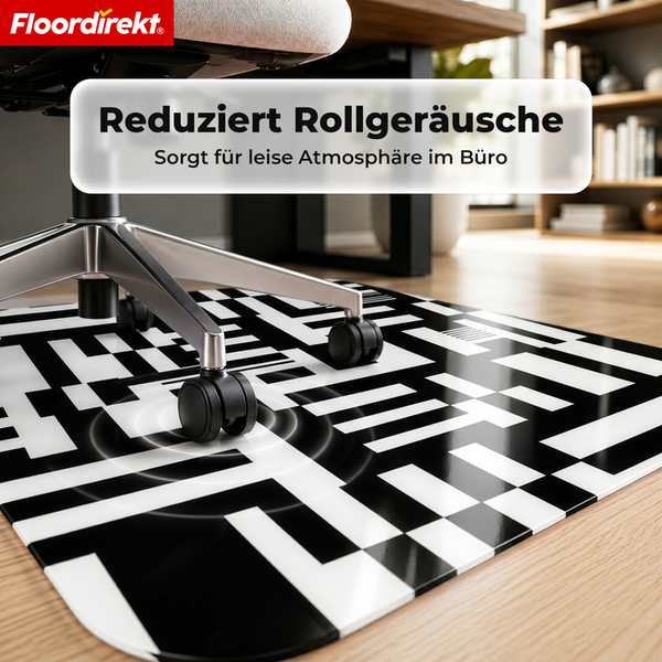 Bodenschutzmatte mit geometrischem Muster unter einem Bürostuhl reduziert Rollgeräusche in einem hellen Büro. Floordirekt Logo.