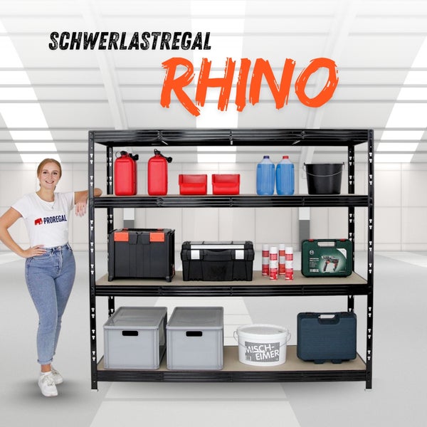 Schwerlastregal Rhino mit vier Ebenen aus Metall und Holz für Werkstatt und Lager, Frau steht daneben zum Größenvergleich.