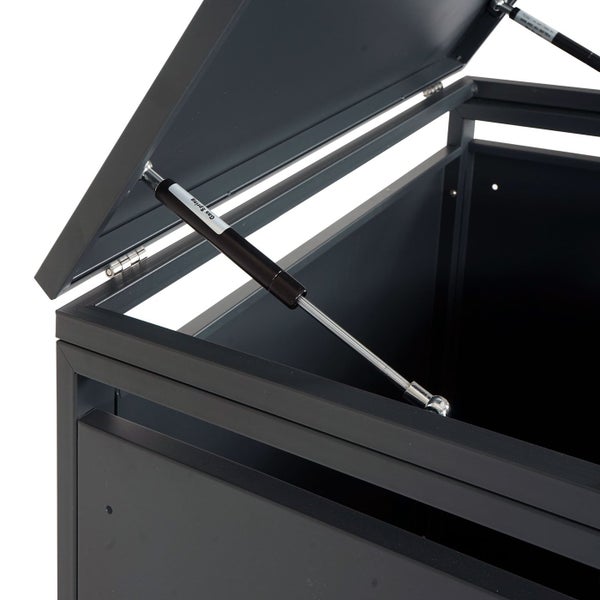 Geöffnete Gartenbox mit Gasdruckfeder zur Unterstützung des Deckels.
