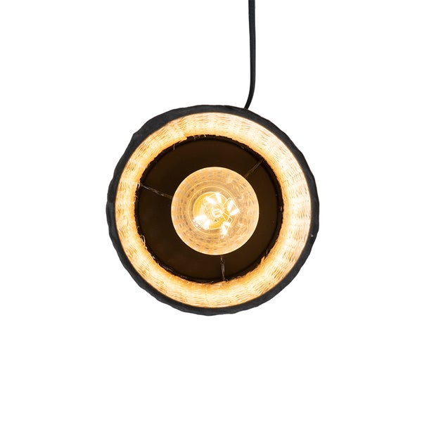 Hängelampe mit geflochtenem Lampenschirm und Glühbirne