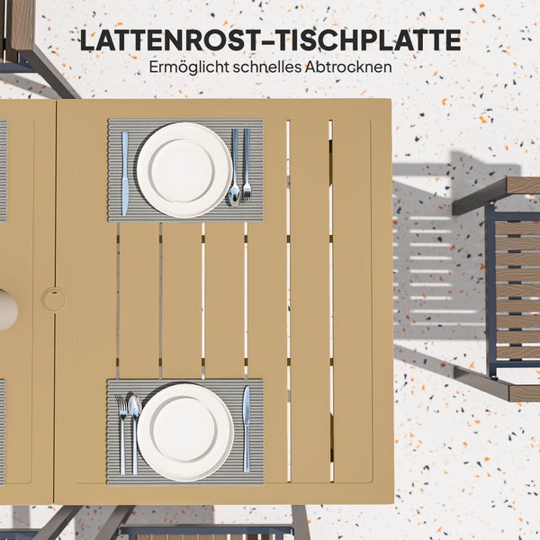 Draufsicht auf einen Gartentisch mit Lattenrost-Tischplatte, gedeckt mit Tellern und Besteck für zwei Personen.