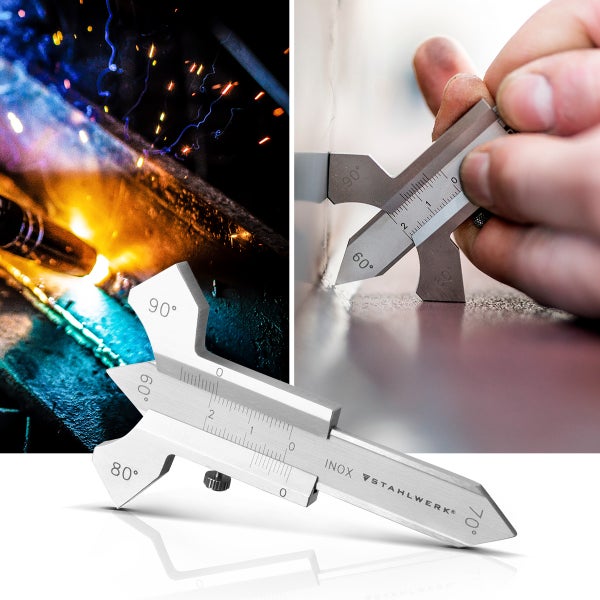 Mehrere säulenförmige Mittelmeer-Zypressen in Terrakotta-Töpfen auf einem Metallwagen vor einem Gewächshaus.