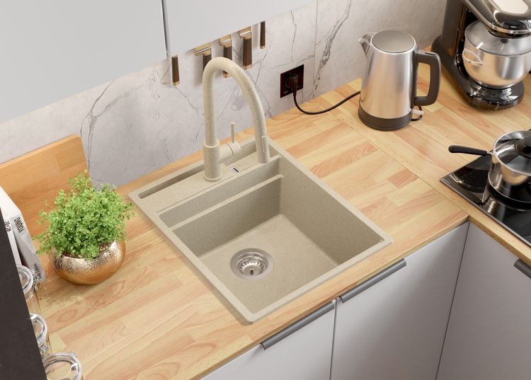 Spültisch mit Armatur in einer hellen Küche