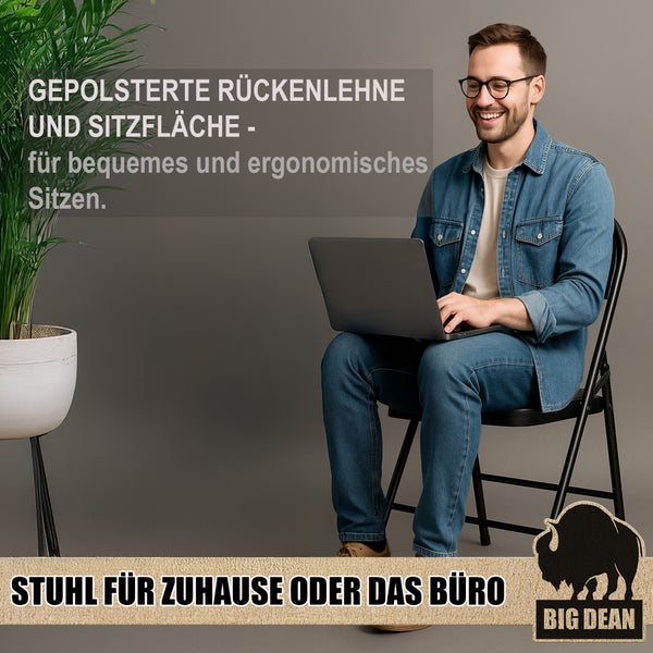 Mann sitzt auf einem Klappstuhl mit gepolsterter Rückenlehne und Sitzfläche und benutzt einen Laptop