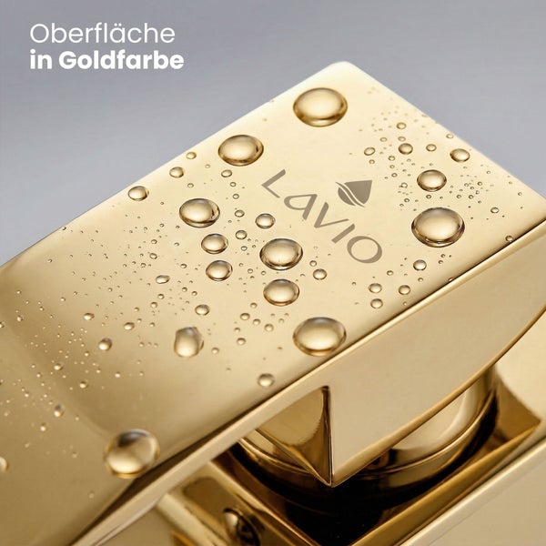 Nahaufnahme einer Lavio Armaturoberfläche in Gold mit Wassertropfen und Lavio Logo.