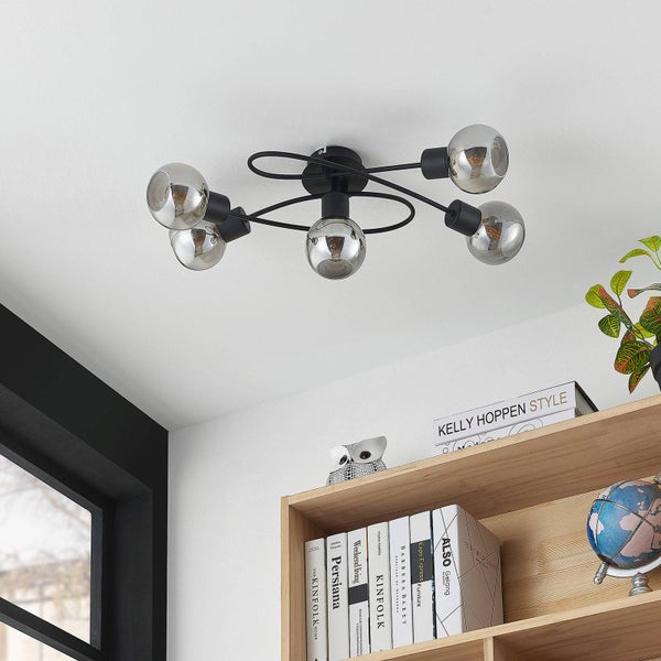Schwarze Deckenleuchte mit fünf Lampen und klaren Glasschirmen in einem Wohnzimmer