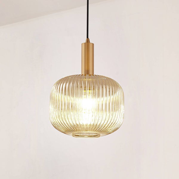 Pendelleuchte mit geripptem Glasschirm und goldfarbener Metallfassung.