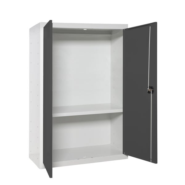 Offener Flügeltürenschrank mit Regalböden