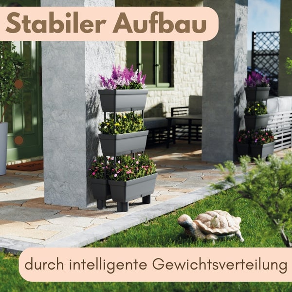 Gestapelte Pflanzgefäße mit Blumen im Garten.