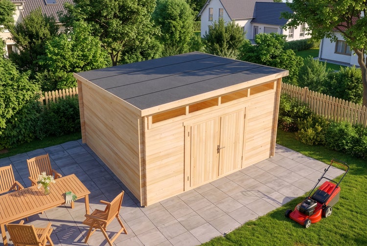 Modernes Gartenhaus aus Holz mit Flachdach und Doppeltür auf einer gepflasterten Terrasse im Garten neben Gartenmöbeln und Rasenmäher.