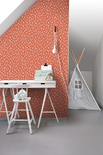 Dekoriertes Kinderzimmer mit Schreibtisch, Stuhl und Zelt