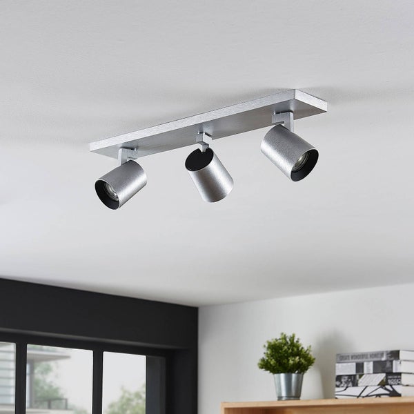 Deckenleuchte mit drei Strahlern aus Metall im Wohnraum