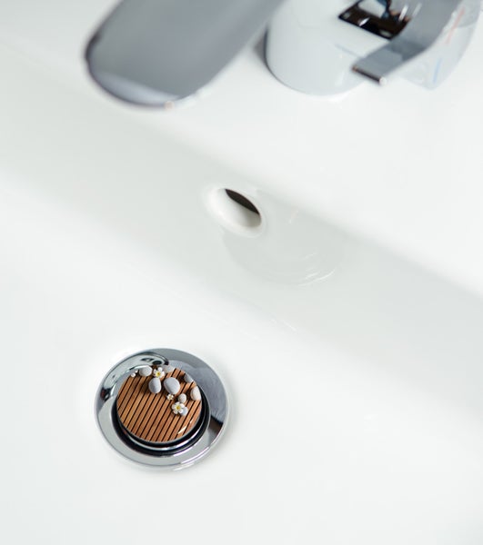 Waschbecken mit Ablaufgarnitur, verziert mit Steinen und Blüten