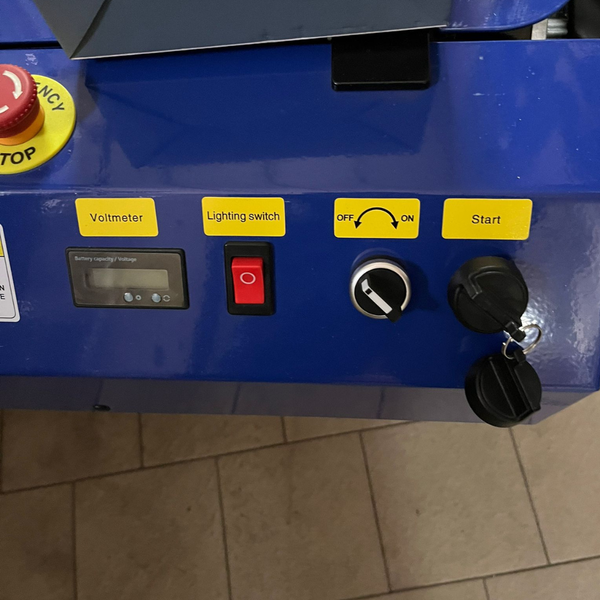 Detailansicht einer Maschine mit Voltmeter, Lichtschalter, Ein/Aus-Schalter und Startknopf