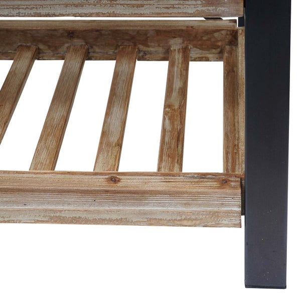 Detailansicht eines Holzregals mit dunklen Metallbeinen