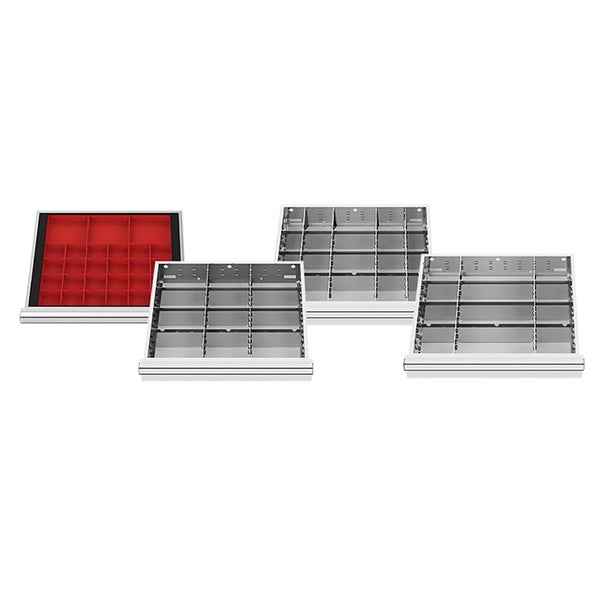 Schubladeneinsätze zur Organisation, ein roter Kunststoffeinsatz und drei silberne Metalleinsätze mit unterschiedlicher Facheinteilung.