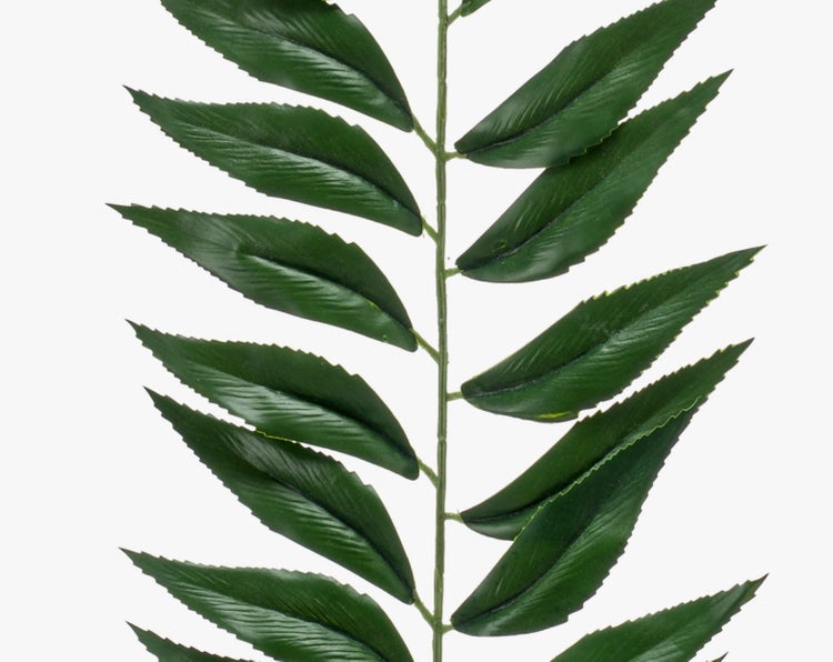 Künstlicher Zweig mit grünen, gezackten Blättern aus Kunststoff.