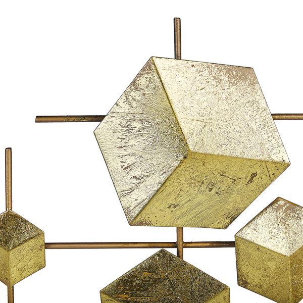 Wanddekoration aus Metall mit geometrischen goldfarbenen Elementen und feiner Oberflächenstruktur auf einem Metallrahmen.