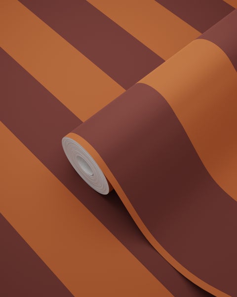 Gestreifte Tapete in Braun und Orange, Rolle mit diagonalem Streifenmuster.